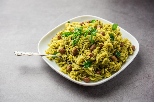 Palak khichdi is een voedzame eenpansmaaltijd van munglinzen en rijst met spinazie Indiaas eten