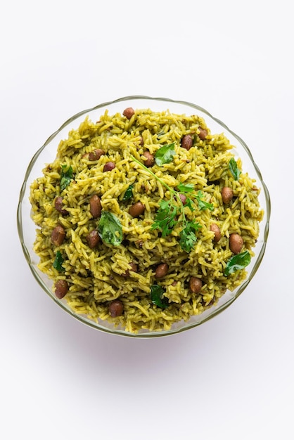 Palak khichdi is een voedzame eenpansmaaltijd van munglinzen en rijst met spinazie Indiaas eten