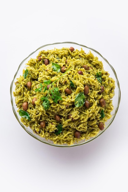 Palak khichdi is een voedzame maaltijd van munglentjes en rijst met spinazie Indiase voeding