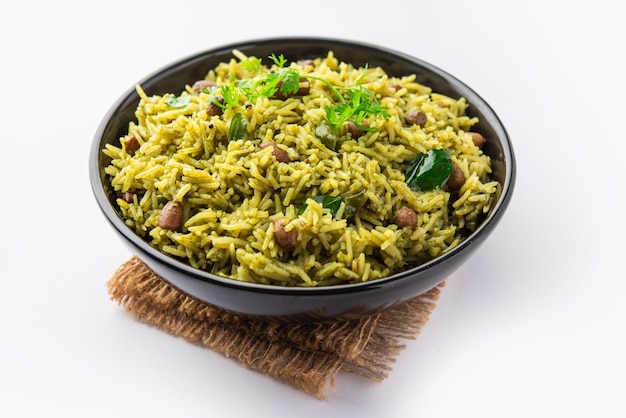 Palak khichdi is een voedzame maaltijd van munglentjes en rijst met spinazie Indiase voeding