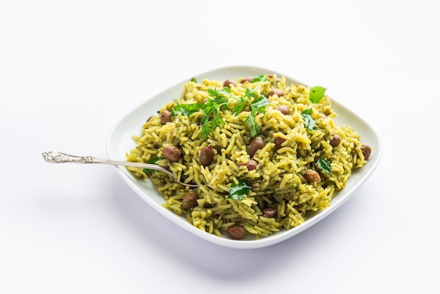 Palak khichdi は緑レンズ豆と米とほうれん草のワンポット栄養価の高いインド料理です。