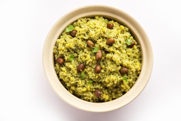 Palak khichdi는 녹두와 쌀과 시금치를 곁들인 한 냄비의 영양가 있는 인도 음식입니다.