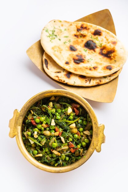 パラク マタール カレーは、ほうれん草のゲン豆マサラ sabzi または sabji インド料理としても知られています。