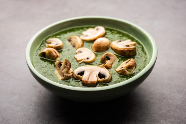 Palak Mushroom is een gezond en lekker gerecht van gebakken champignons en aroma's in een romige spinaziesaus