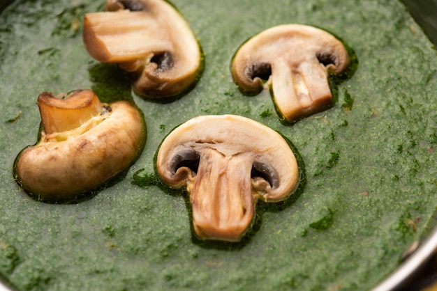 Palak mushroom is een gezond en lekker gerecht van gebakken champignons en aroma's in een romige spinaziesaus