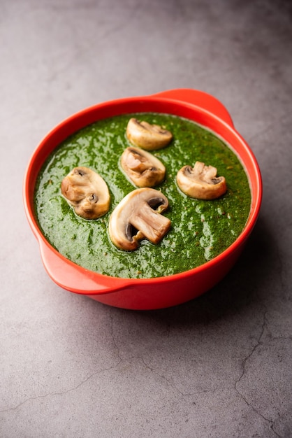 Palak Mushroom is een gezond en lekker gerecht van gebakken champignons en aroma's in een romige spinaziesaus