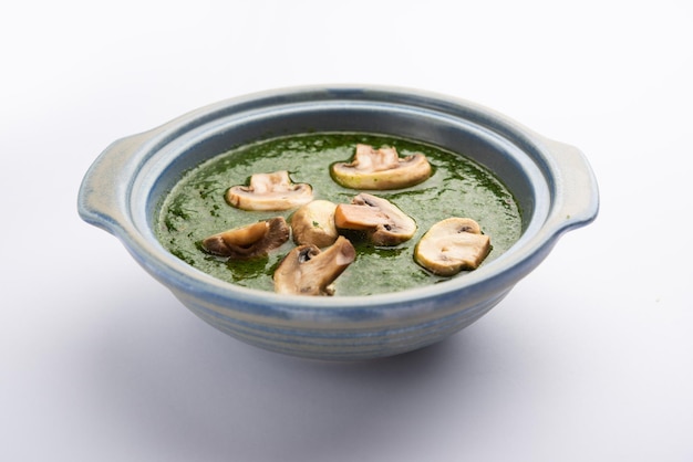 Гриб Палак - полезное и вкусное блюдо из обжаренных шампиньонов и ароматических добавок в сливочно-шпинатном соусе.