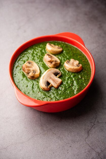 Palak Mushroom is a healthy and delicious dish of sauteed button mushrooms and aromatics in a creamy spinach sauce