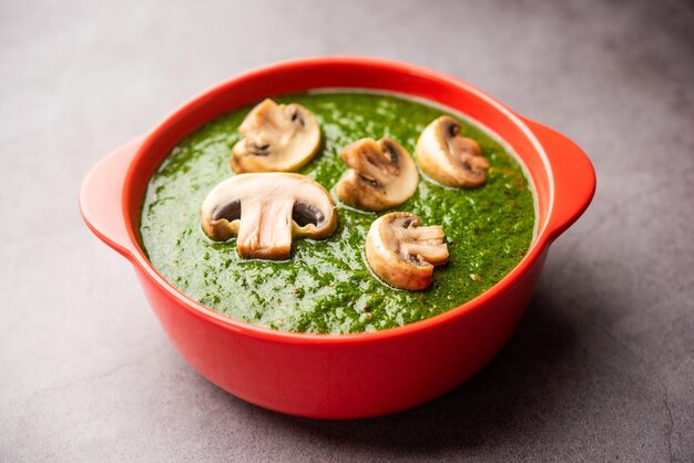 Palak Mushroom is a healthy and delicious dish of sauteed button mushrooms and aromatics in a creamy spinach sauce