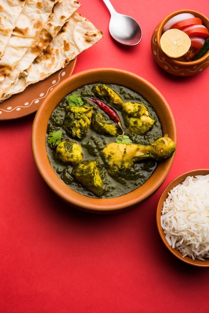 Palak of spinazie Kip of Murg Saagwala geserveerd in een kom met Naan en rijst