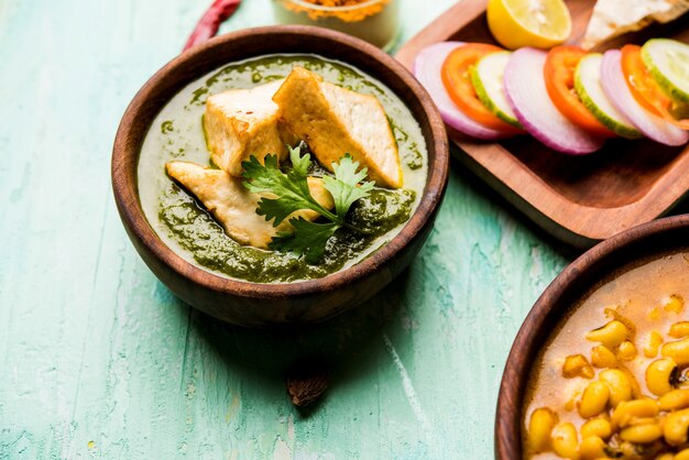 Palak Paneer 카레는 녹색 시금치 카레에 코티지 치즈를 사용하여 만든 점심 또는 저녁 식사로 인기 있는 북인도 요리법입니다. 일반적으로 쌀과 차파티 또는 난과 함께 제공됩니다.