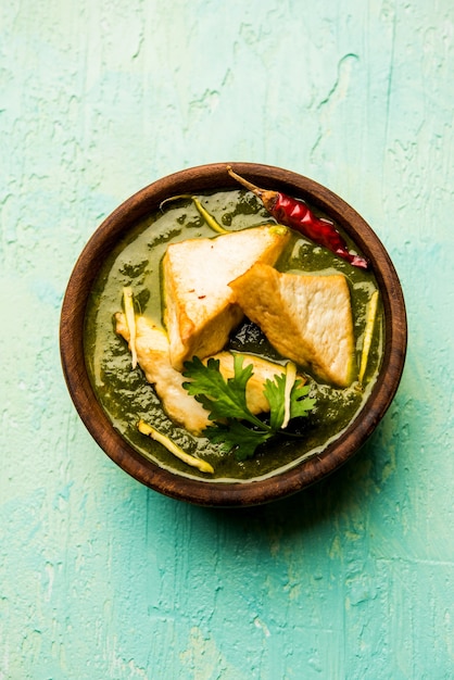 Palak Paneer 카레는 녹색 시금치 카레에 코티지 치즈를 사용하여 만든 점심 또는 저녁 식사로 인기 있는 북인도 요리법입니다. 일반적으로 쌀과 차파티 또는 난과 함께 제공됩니다.