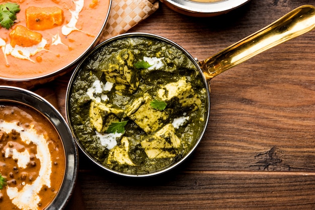 Фото palak paneer карри из шпината и творога, подается в миске или сковороде с роти или рисом.