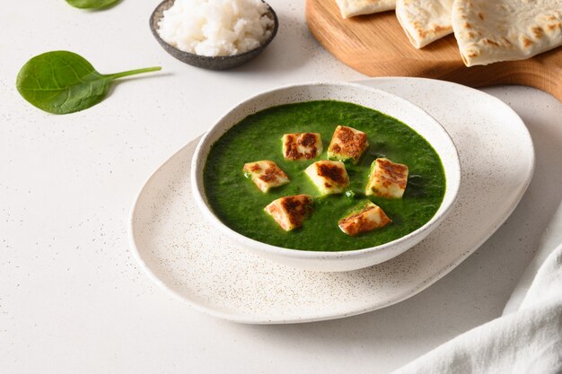 Palak paneer geserveerd basmatirijst op wit