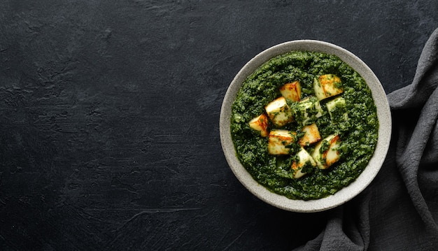 검은 배경, 평면도, 복사 공간에 Palak Paneer 인도 전통 음식