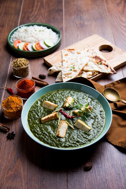Palak Paneer Masala는 녹색 시금치 카레에 코티지 치즈를 사용하여 만든 점심 저녁으로 인기 있는 북인도 요리법입니다. 일반적으로 쌀과 chapati naan과 함께 제공됩니다. 선택적 초점