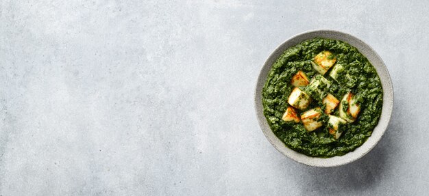 Palak paneer op betonnen achtergrond bovenaanzicht kopieerruimte