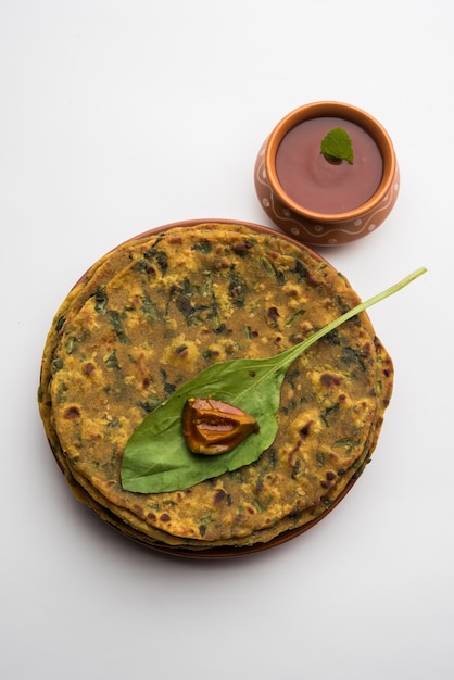 Palak Paratha is een heerlijk en gezond en smakelijk Indiaas platbrood gemaakt van mild gekruid volkoren meel en spinazie