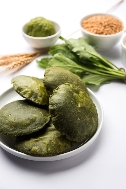 Palak Puri of Spinazie Poori, Indiaas ontbijt geserveerd met groene chutney, selectieve focus