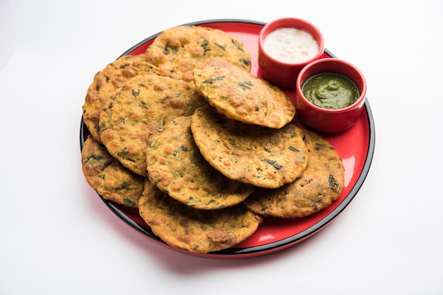 Palak Puri or spinach poori is a healthy and tasty Indian breakfast recipe, served with chutney