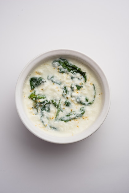 Palak Raita 또는 시금치 요구르트 샐러드는 인도의 건강한 반찬입니다.