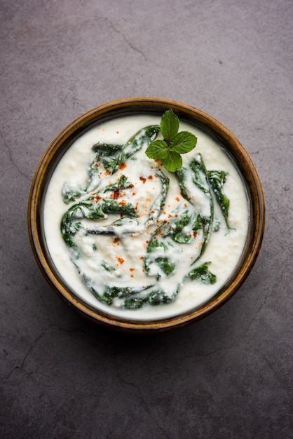 Palak Raita 또는 시금치 요구르트 샐러드는 인도의 건강한 반찬입니다.