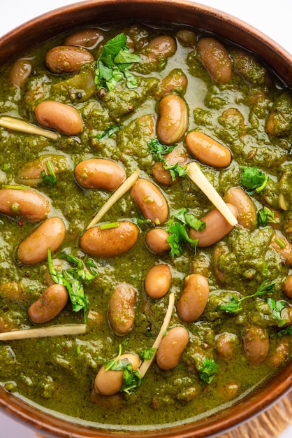 Palak rajma Masala is een Indiase curry bereid met rode kidneybonen spinazie gekookt met kruiden