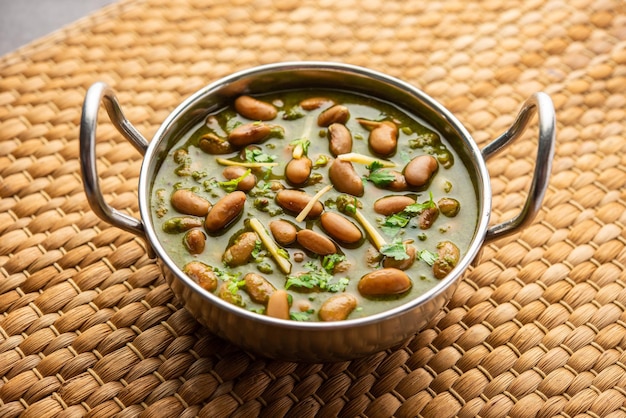 팔라크 라지마 마살라 (Palak Rajma Masala) 는 향신료로 조리된 은 신장 콩과 스파나치로 만든 인도 커리이다.