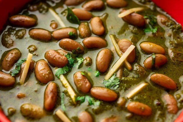 Foto il palak rajma masala è un curry indiano preparato con spinaci di fagioli rossi cucinati con spezie