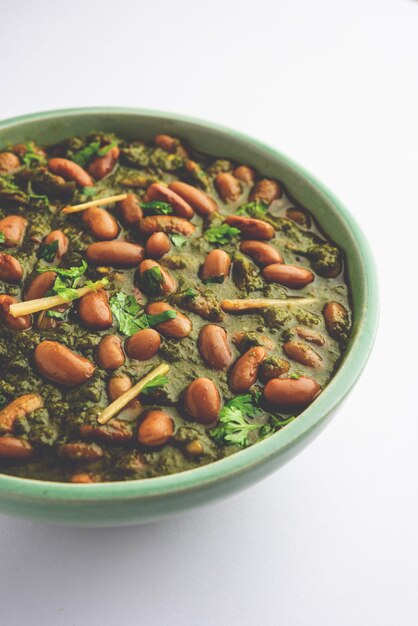 Palak rajma Masala는 붉은 강낭콩 시금치를 향신료로 요리한 인도 카레입니다.