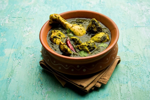 Палак или шпинат Цыпленок или Мург Саагвала подается в миске с Нааном и рисом