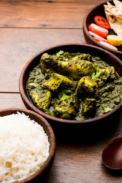 Photo palak or spinach chicken or murg saagwala served in a bowl with naan and rice