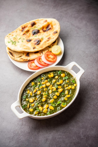 Palak suikermaïs sabzi ook bekend als Spinazie Makai curry sabji Noord-Indiaas hoofdgerecht menu