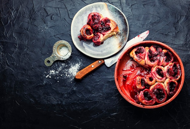 Palatable cottage cheese pie with berries