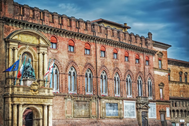 Palazzo D'Accursio onder dramatische hemel in Bologna, Italië