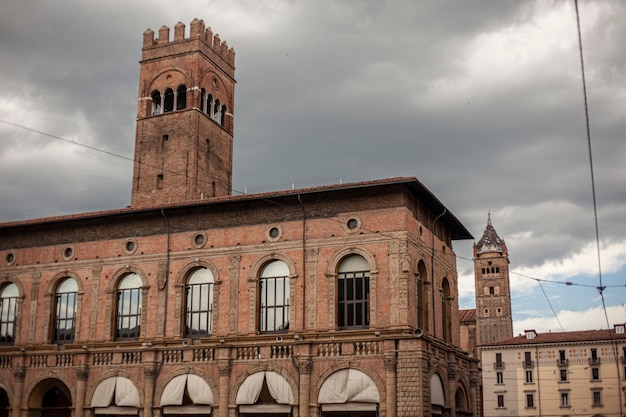 Palazzo del PodestÃ in Bologna, Italië, een beroemd gebouw in Piazza Maggiore, het belangrijkste plein in de stad onder een blauwe hemel