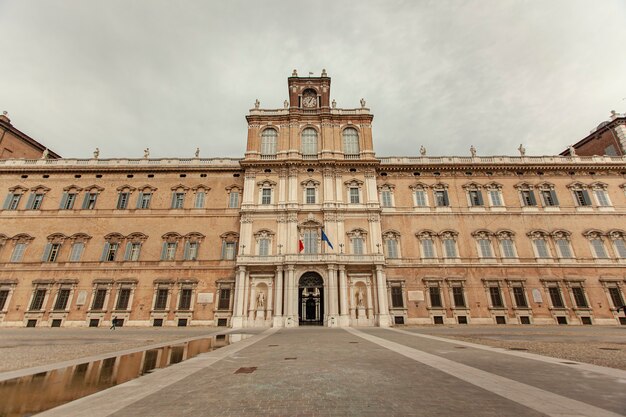 Palazzo Ducale in Modena, Italië. In eglish hertogelijk paleis in Modena, de historische Italiaanse stad.