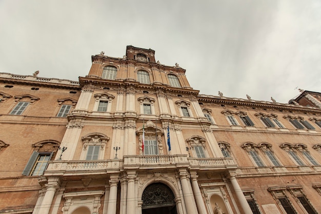 Palazzo ducale a modena, italia. in inglese palazzo ducale di modena, la storica città italiana.