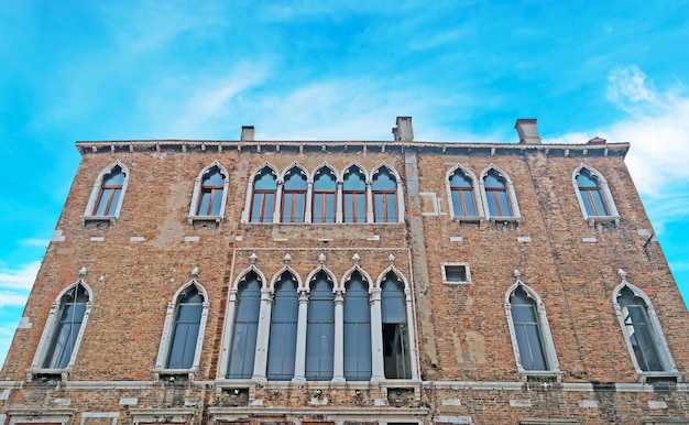 Palazzo Zaguri in Venetië onder een blauwe lucht