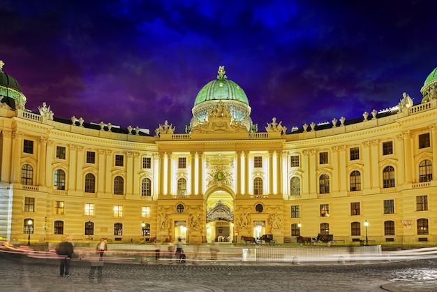 Paleis Hofburg gezien vanaf de Michaelerplatz groothoekweergave in de schemeringViennaAustria