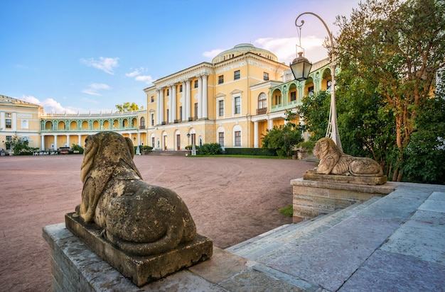 Paleis in Pavlovsk, verlicht door de herfstzon, en standbeelden van leeuwen op de trappen in St. Petersburg