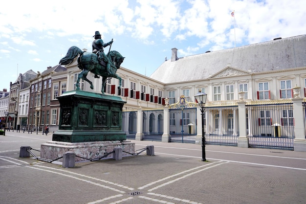 Paleis Noordeinde en ruiterstandbeeld van Wilhelm I in het centrum van Den Haag de officiële residentie van de Nederlandse vorsten Nederland