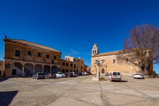 Paleis van de Raad en de kerk van San Juan Bautista in Alarcon Cuenca