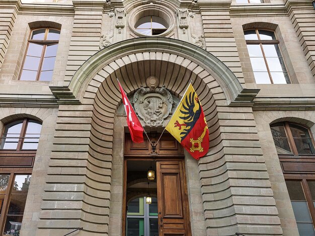 Paleis van Justitie gebouw met vlaggen in de oude stad van Genève, Zwitserland