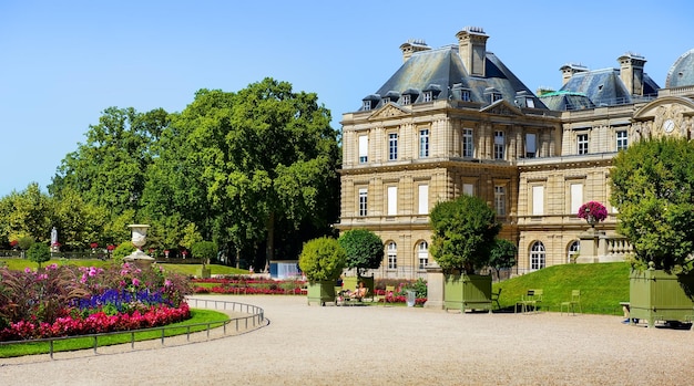 Paleis van Luxemburg en prachtig park in de zomer, Parijs