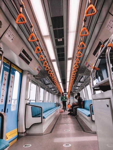 Палембанг Индонезия 16 июня 2022 г. Пустой поезд ждет на станции легкорельсового транспорта LRT