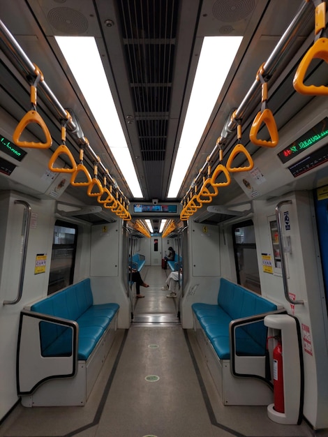 팔렘방 인도네시아 2022년 6월 16일 LRT 경전철 역에서 기다리는 빈 열차