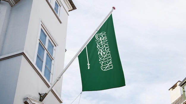 Foto palestijnse vlag aan de voorkant van het gebouw met zwaaiende vlag