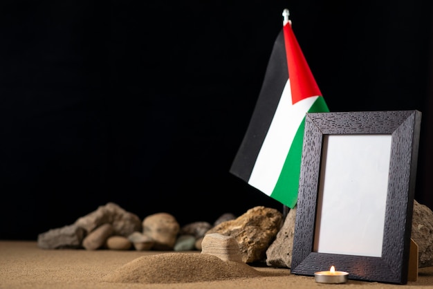 Palestijnse vlag met omlijsting op het donkere oppervlak