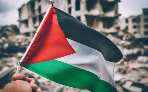 パレスチナ の 旗 が 破壊 さ れ た 建物